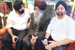 APS President Gary Sikka & General Secretary VPS Sikka with Fauja Singh Ji on his last visit to Mint at New York