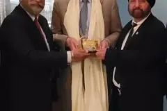 Presenting Sri Golden Temple Replica to New York State Republican Chairman Hon. Edward Cox (Son-in Law of Former US President Hon. Richard Nixon)